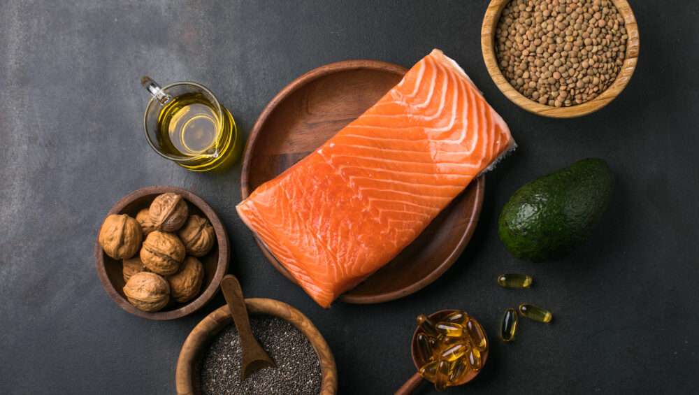 Omega-3 yağ asitleri, vücutta sınırlı ölçüde üretilebilen ve çoğunlukla dış kaynaklardan alınması gereken önemli besin öğelerindendir.